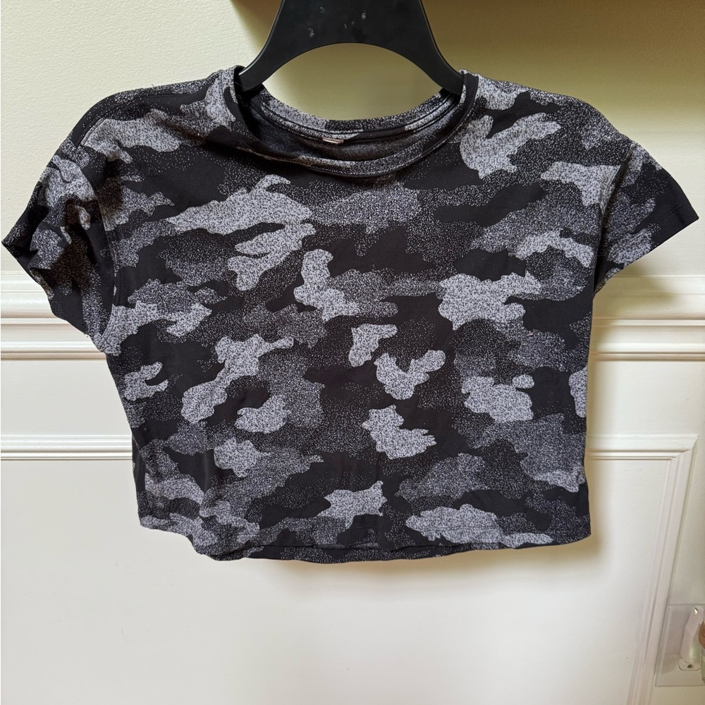 Lululemon Gray Camouflage Cropped Tee